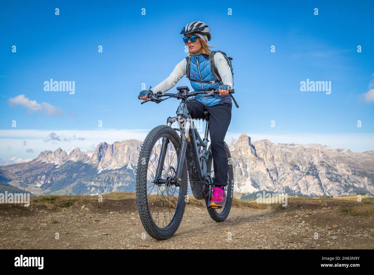donna in bicicletta in giro per le dolomiti,pralongia–€ altopiano,livinallongo del col di lana,belluno,veneto,italia Foto Stock