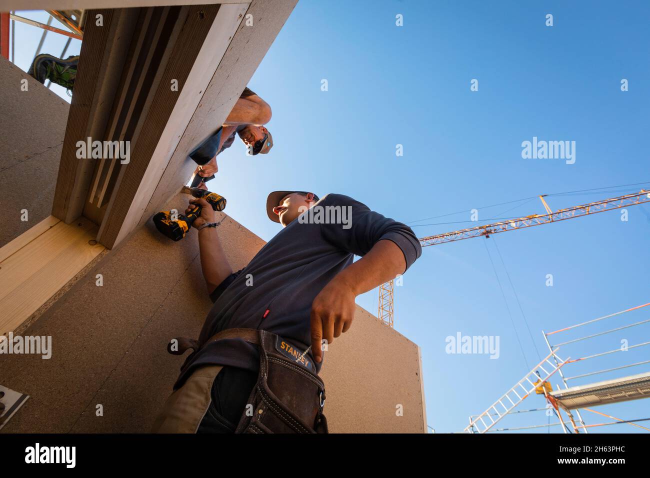 germania,baviera,costruzione di una casa prefabbricata in legno,installazione di pareti divisorie, Foto Stock