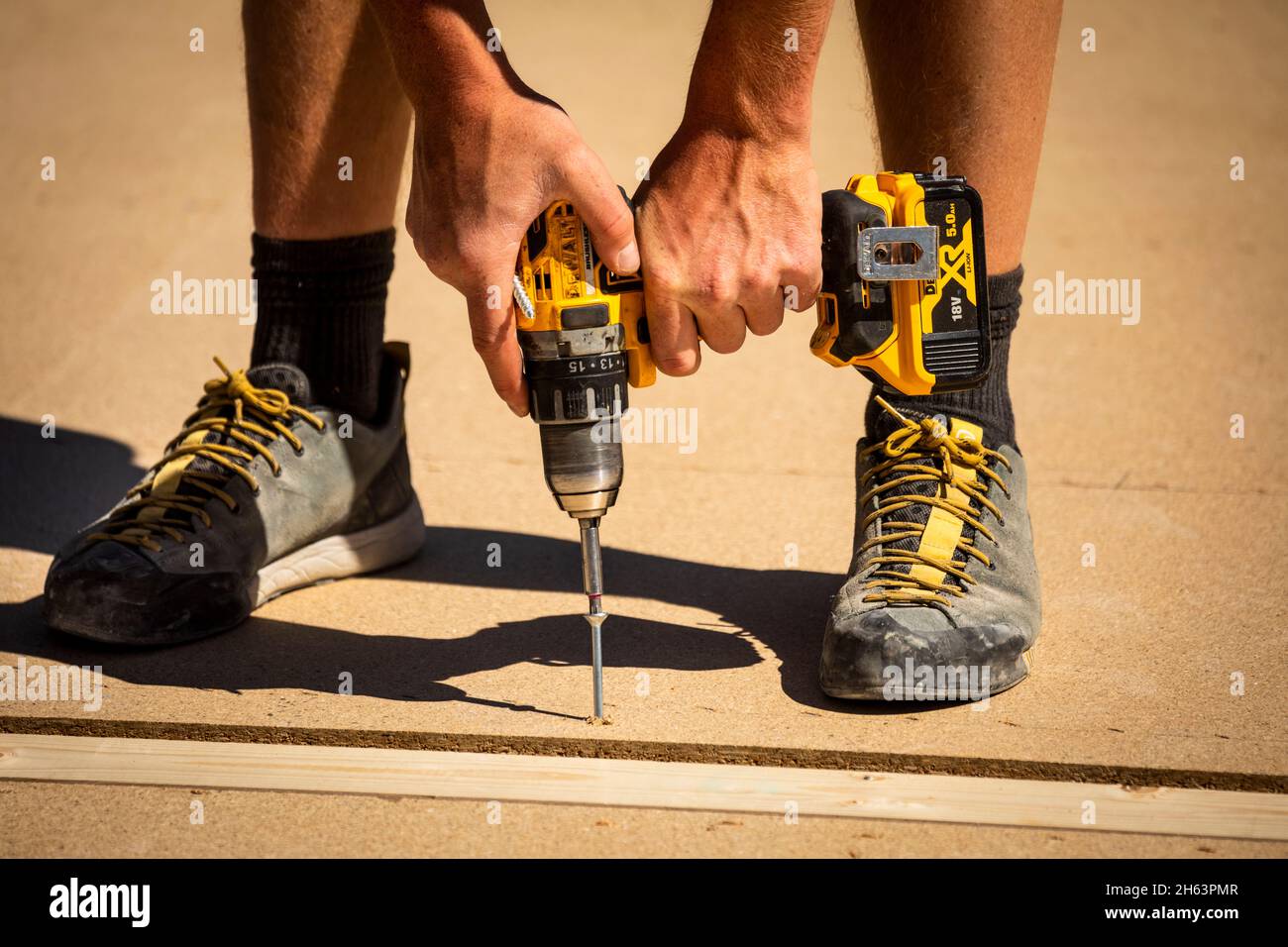 germania,baviera,costruzione di una casa prefabbricata in legno,carpentiere con avvitatore a batteria, Foto Stock