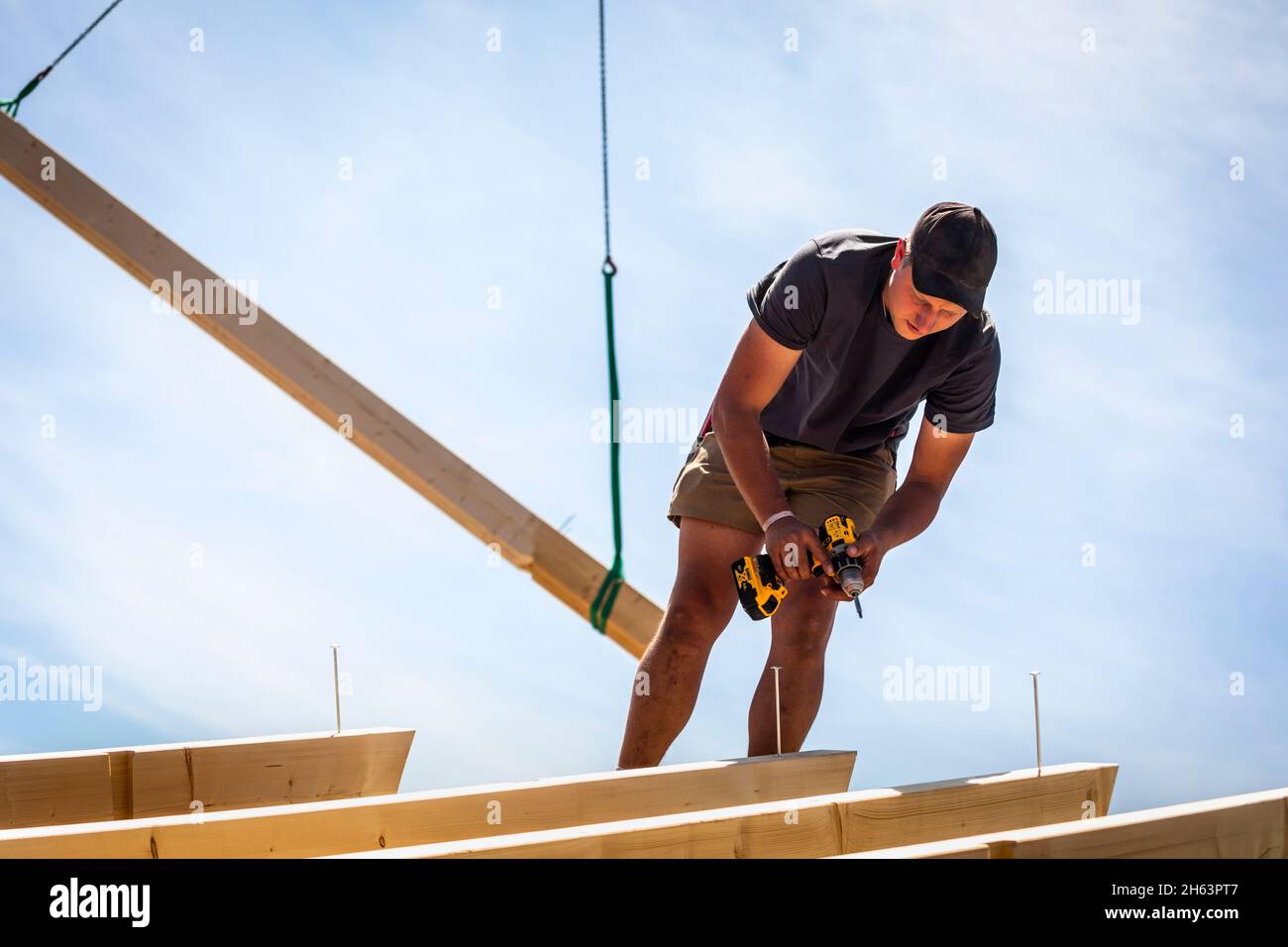 germania,baviera,costruzione di una casa prefabbricata in legno,travi a vite per tetti con avvitatore a batteria, Foto Stock