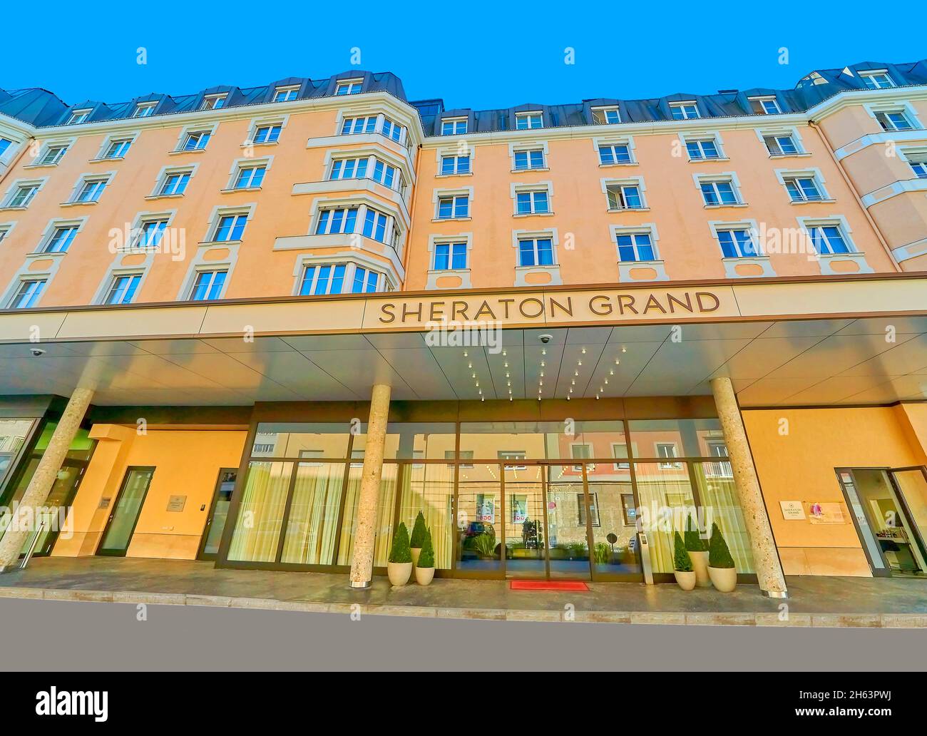 vista frontale dell'hotel a 5 stelle sheraton grand salzburg in via auersperg numero 4 Foto Stock