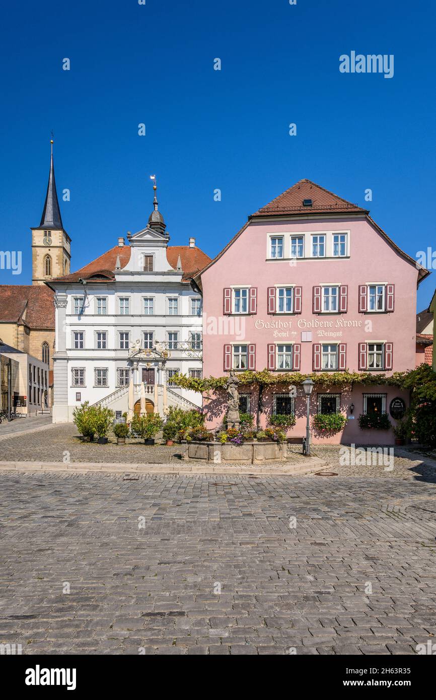 germania,baviera,bassa franconia,regione vinicola della franconia,iphofen,piazza del mercato con chiesa parrocchiale sankt veit,municipio e marienbrunnen Foto Stock