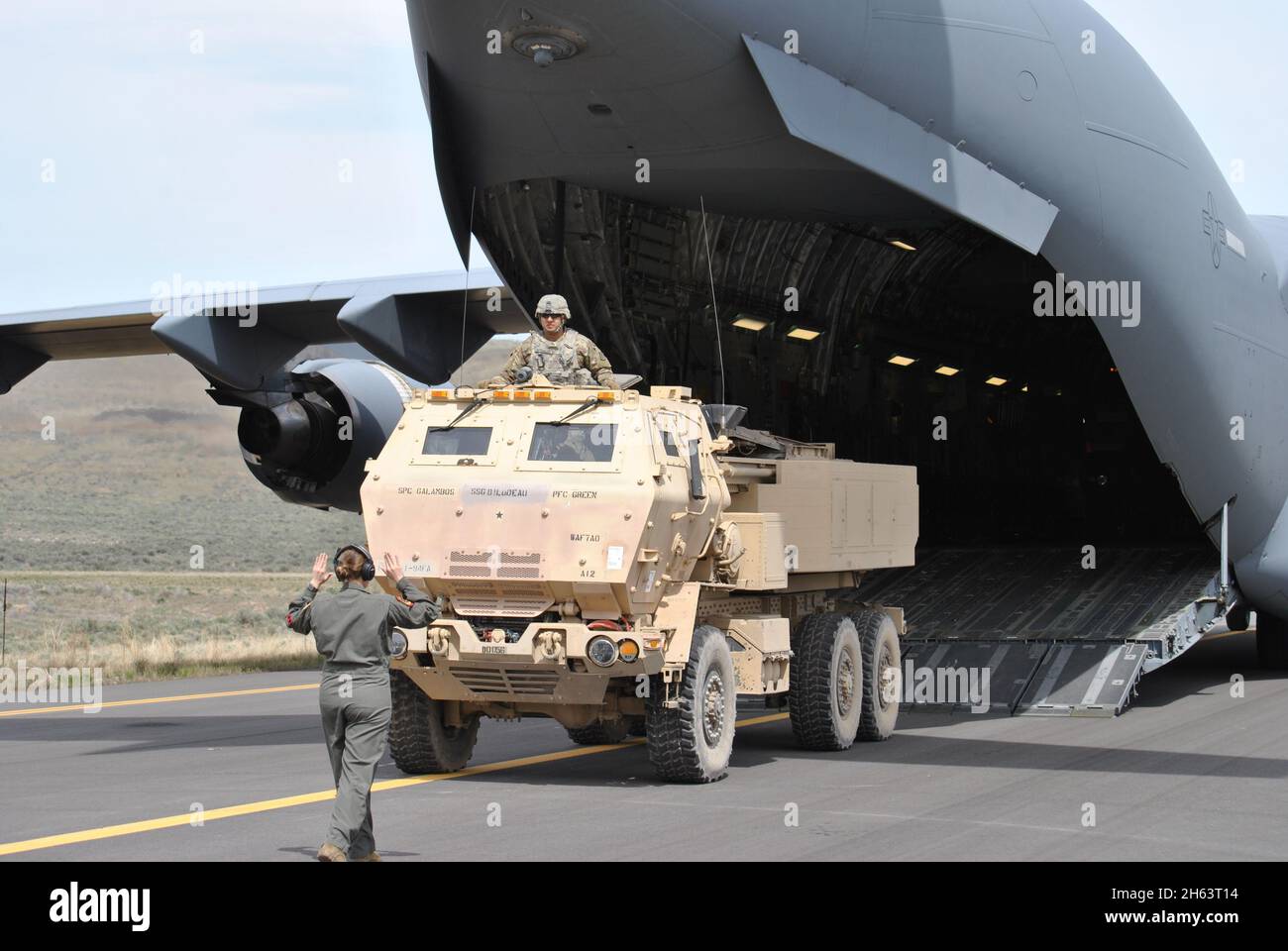 BASE CONGIUNTA LEWIS-MCCHORD, Washington.- due piattaforme M142 High Mobility Artillery Rocket System (HIMARS) della XVII Brigata di artiglieria da campo hanno avuto l'opportunità di allenarsi insieme agli equipaggi aerei della 62d Airlift Wing durante la Guerra di Rainier, sia a Yakima, Washington, sia a Dugway Proving Grounds, Utah dal 6 al 9 novembre. (US Army foto di Capt. Ian Sandall, 17 ° campo Artillery Brigade) Foto Stock