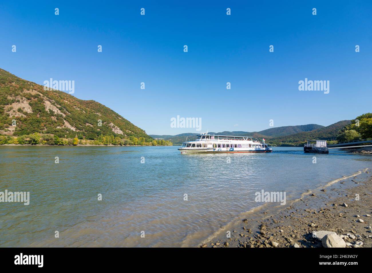 dömös, danubio, nave passeggeri, montagne di börzsöny in komarom-esztergom, ungheria Foto Stock