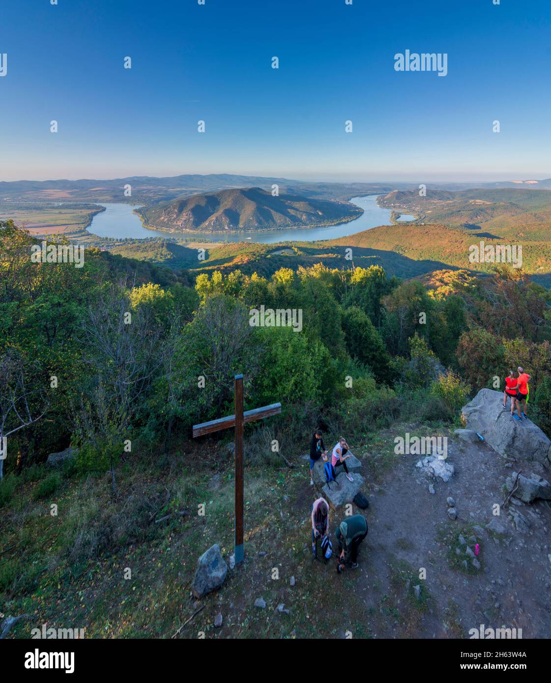 montagne di visegrad, curva del danubio, vista sulle montagne di börzsöny, vista dalla cima predikaloszek (predigerstuhl, sedia predicatrice), escursionista nel parco nazionale danubio-ipoly, pest, ungheria Foto Stock