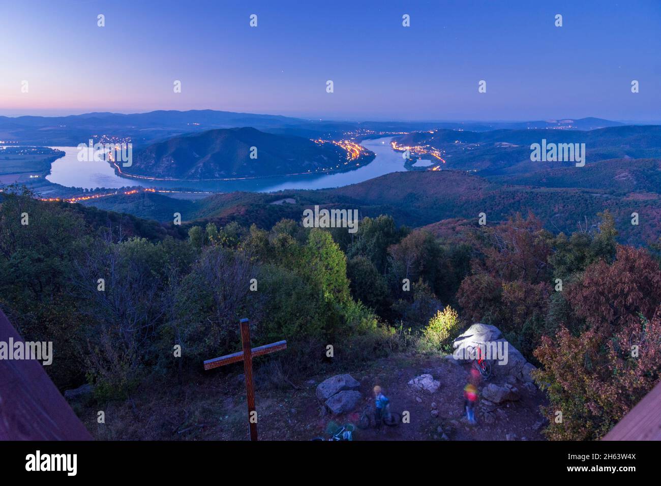 montagne di visegrad, curva del danubio, vista sulle montagne di börzsöny, vista dalla cima predikaloszek (predigerstuhl, sedia predicatrice), escursionista nel parco nazionale danubio-ipoly, pest, ungheria Foto Stock