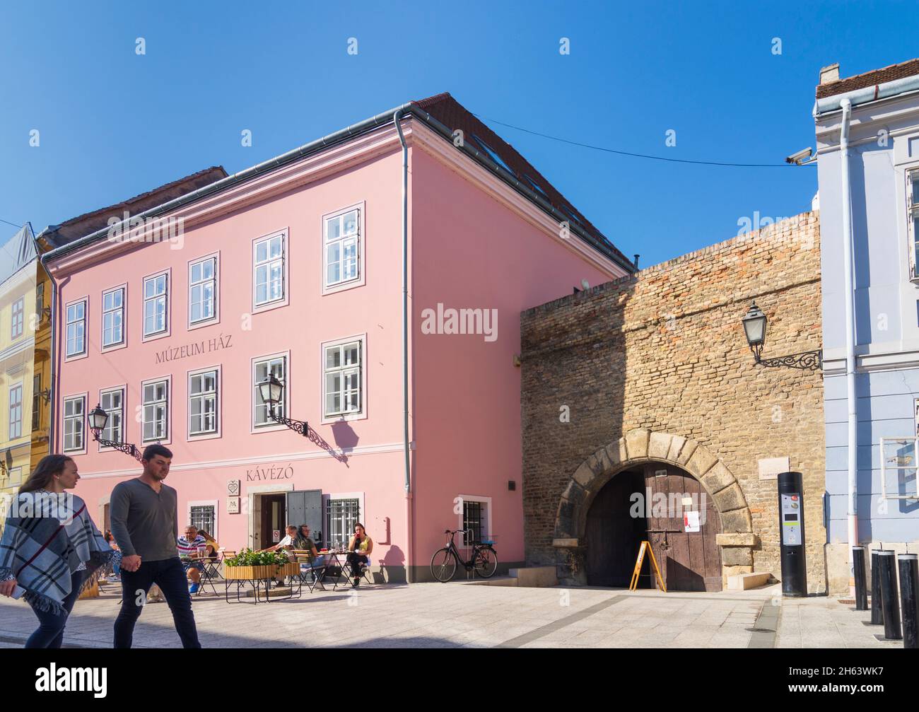 györ (raab), piazza bessi kapu ter (wiener tor platz, piazza della porta di vienna), museo del lapidarium a györ-moson-sopron, ungheria Foto Stock