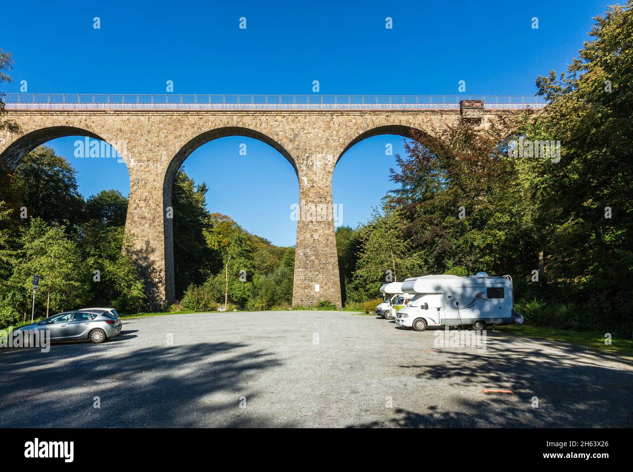 germania,velbert,velbert-mitte,bergisches terra,niederbergisches terra,niederberg,renania,renania settentrionale-vestfalia,eulenbachbruecke,detto saubruecke,eulenbachviadukt,ex ponte ferroviario sulla valle del rinderbach,oggi utilizzato per la bicicletta panoramica niederbergbahn Foto Stock