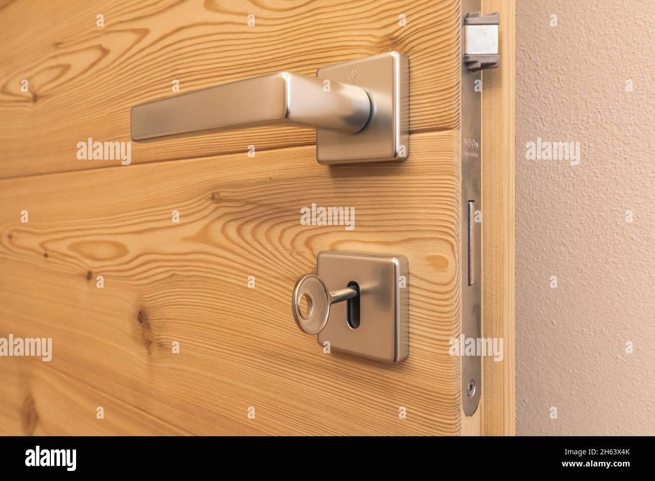 telaio interno, porta interna in legno, dettaglio con maniglia e chiave  Foto stock - Alamy