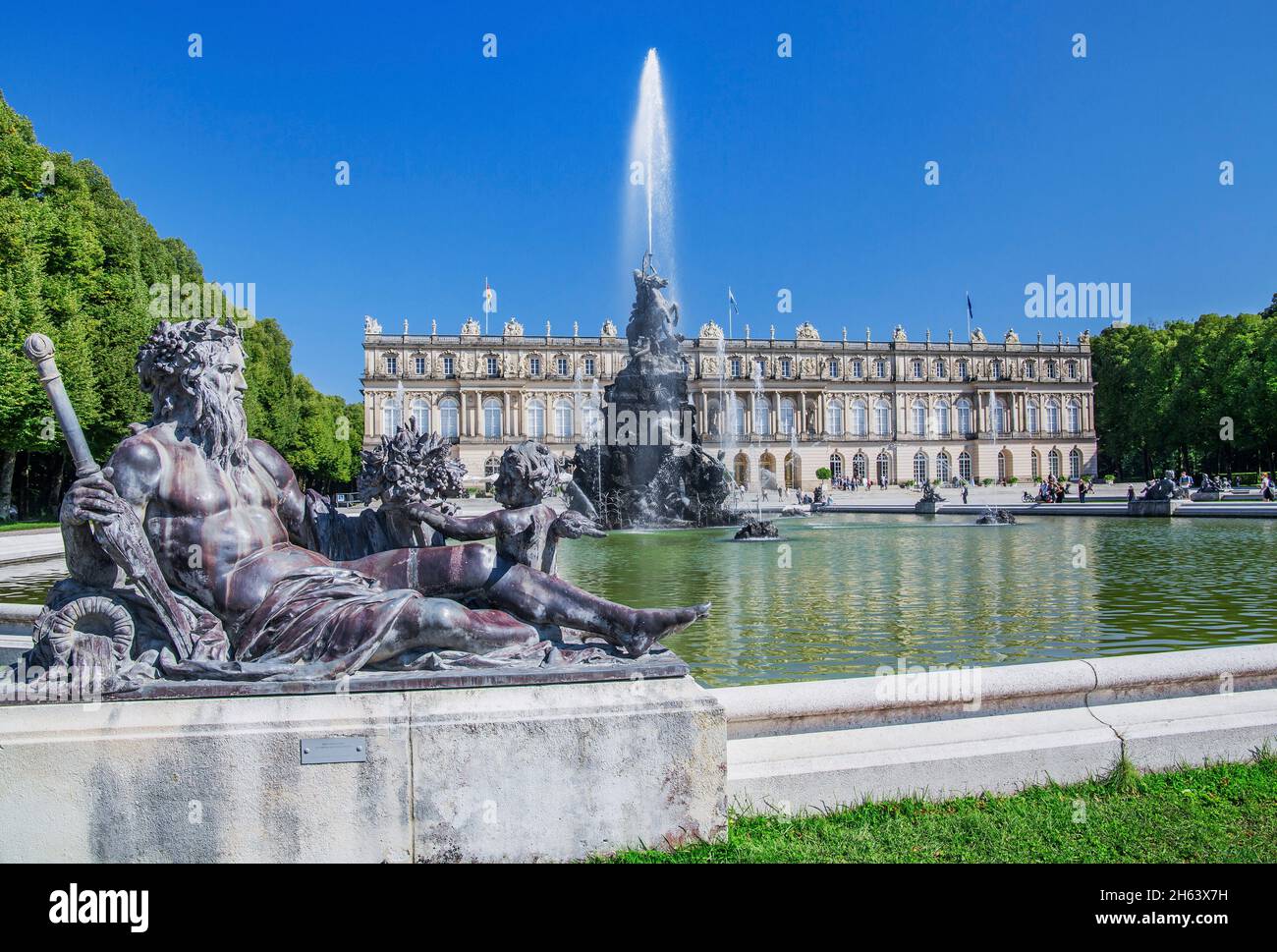 parterre d'acqua con fontana di fronte al lato giardino del palazzo herrenchiemsee, chiemsee comune, herreninsel, chiemgau, alta baviera, baviera, germania Foto Stock