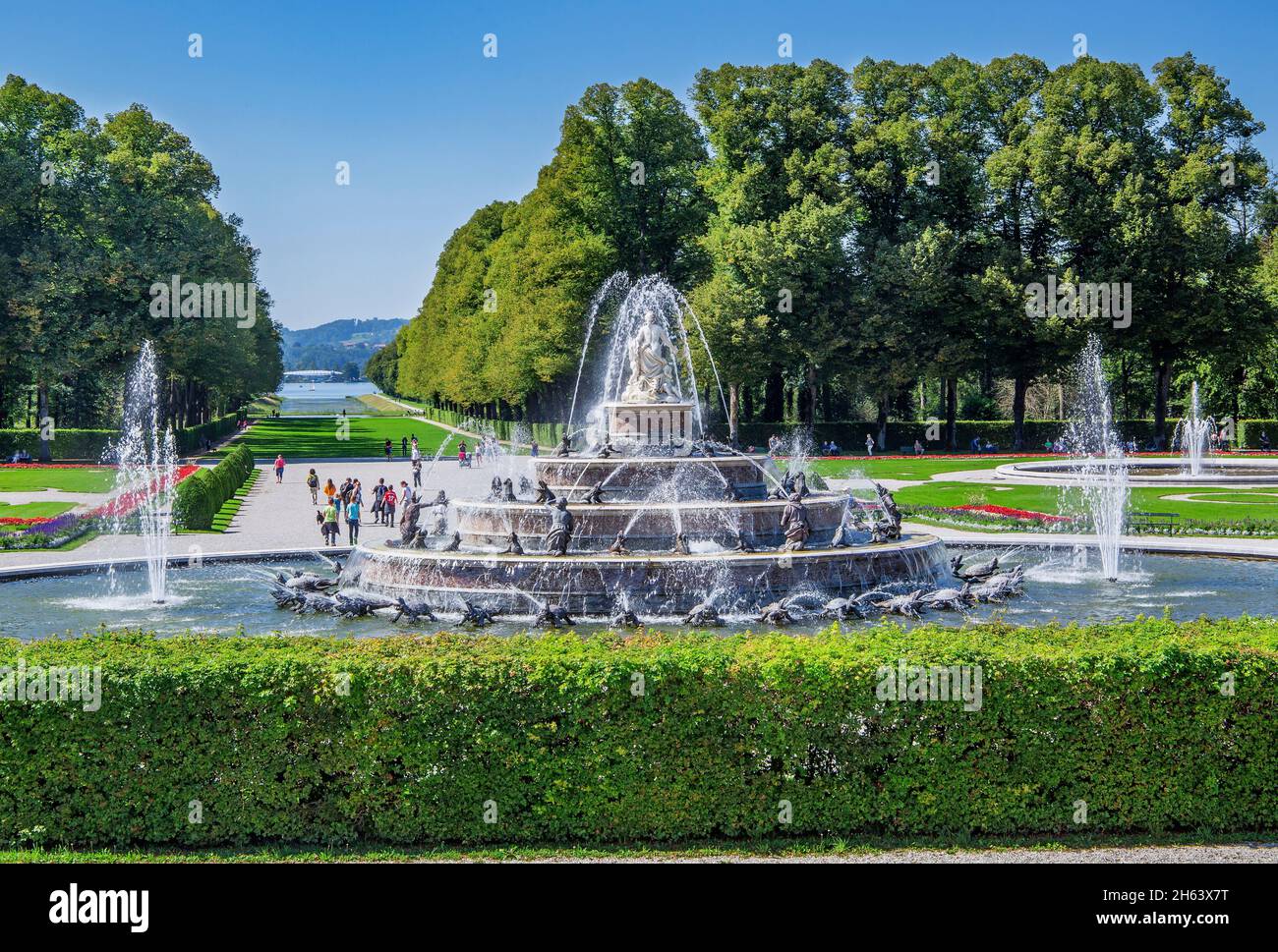 fontana di latona sul giardino parterre del palazzo herrenchiemsee con una linea di vista al lago, comune di chiemsee, herreninsel, chiemgau, alta baviera, baviera, germania Foto Stock