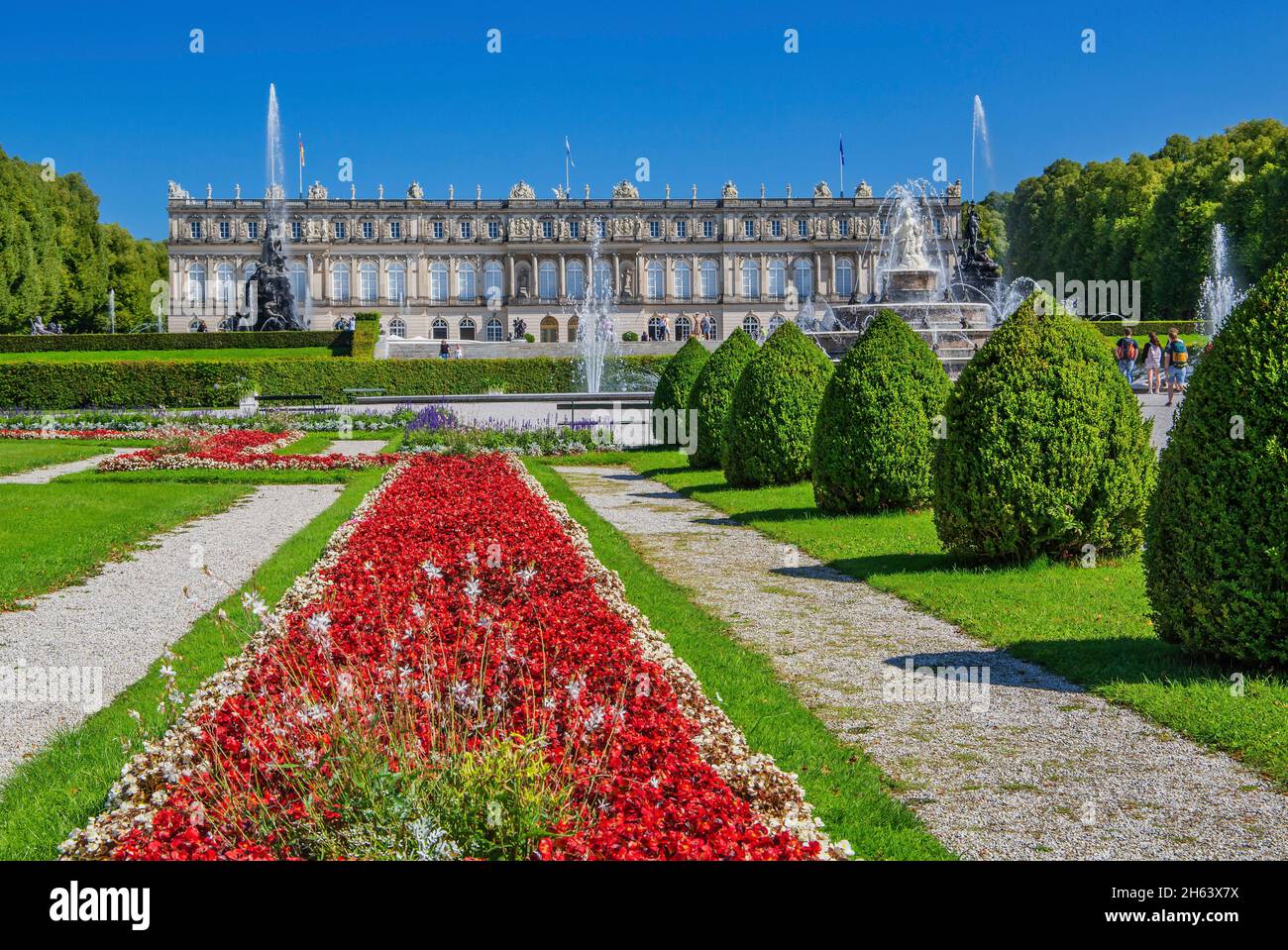 fiori confini di fronte al lato giardino del palazzo herrenchiemsee, chiemsee comune, herreninsel, chiemgau, alta baviera, germania Foto Stock