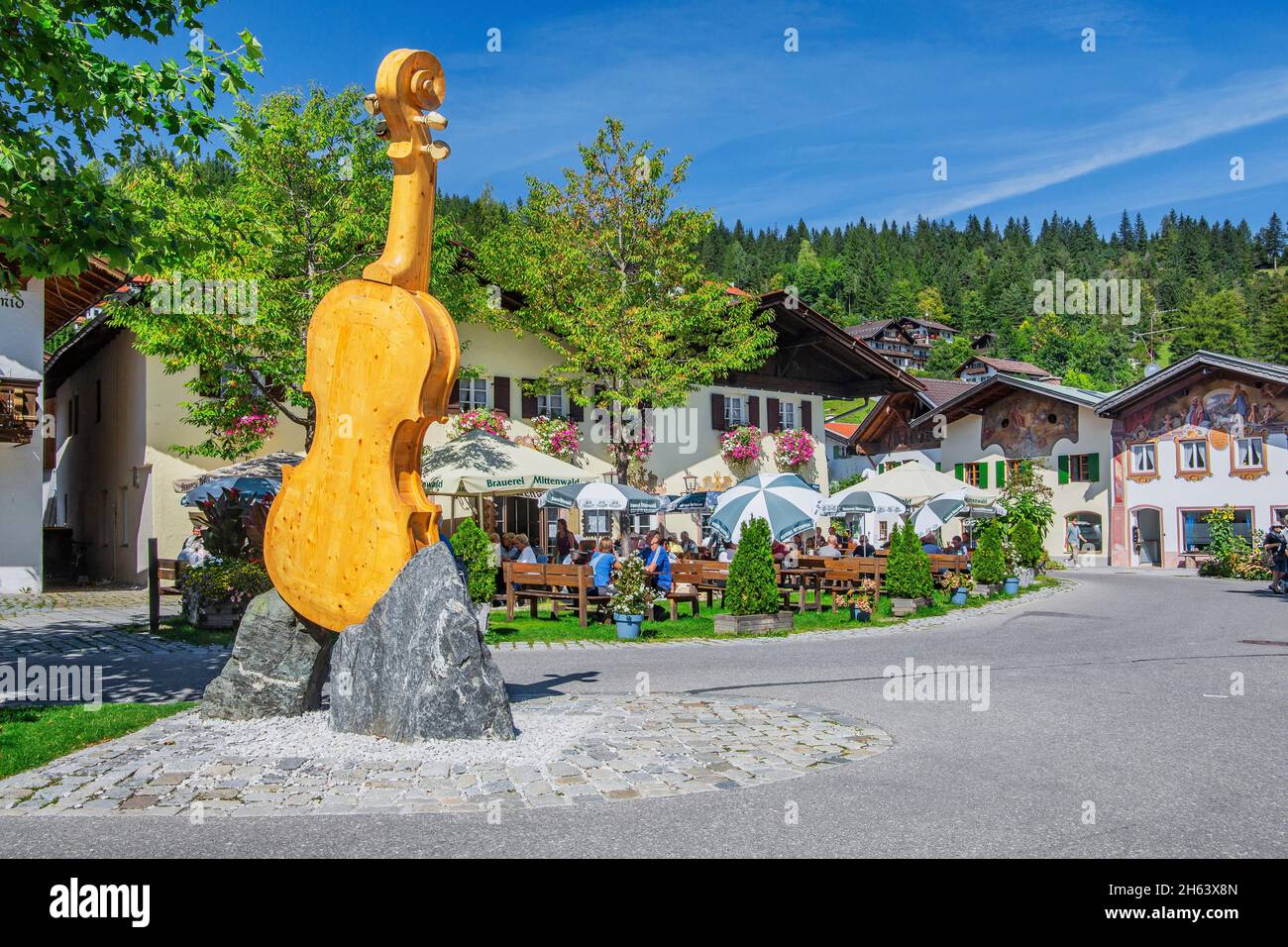 statua del violino al centro, mittenwald, valle dell'isar, werdenfelser land, alta baviera, germania Foto Stock