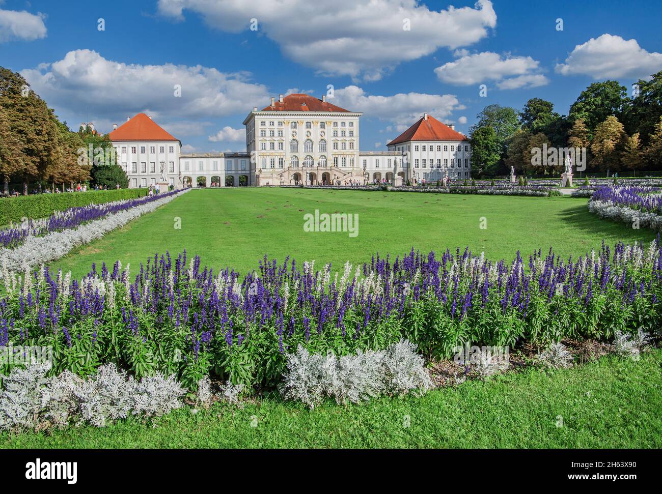 giardino piano terra con lato ovest del palazzo di nymphenburg, monaco, baviera superiore, baviera, germania Foto Stock
