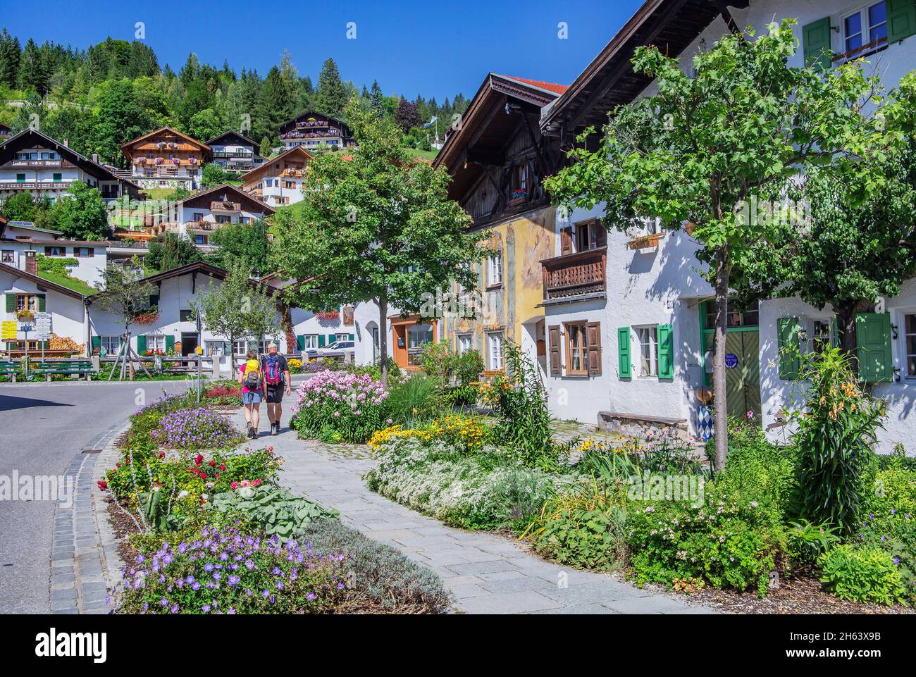 case tipiche con confini fioriti nel centro, mittenwald, valle d'isar, werdenfelser terra, alta baviera, baviera, germania Foto Stock
