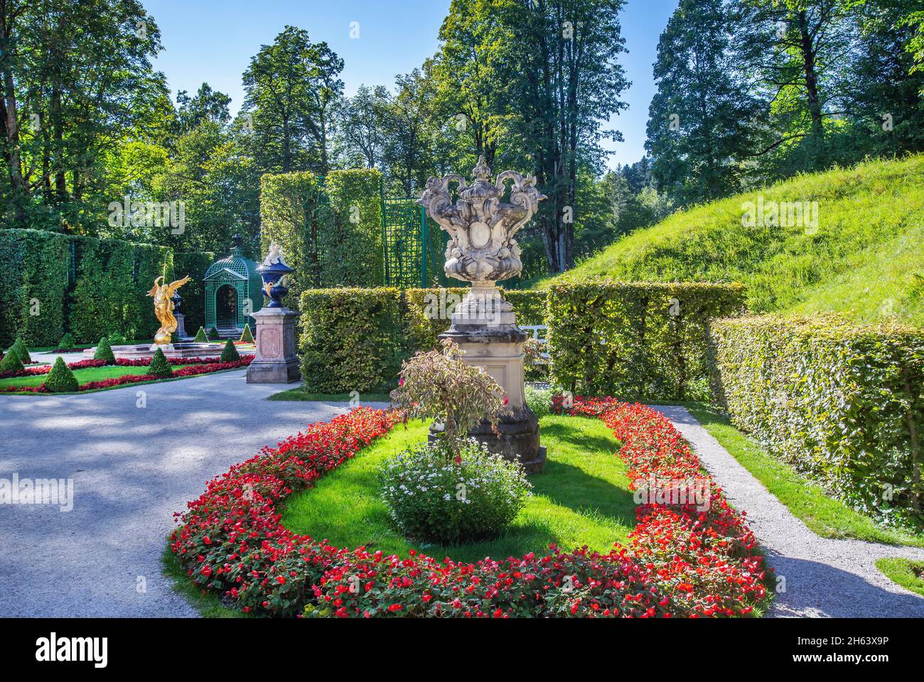 giardino occidentale piano terra con anfora, palazzo linderhof, ettal, ammertal, alpi ammergau, alta baviera, baviera, germania Foto Stock