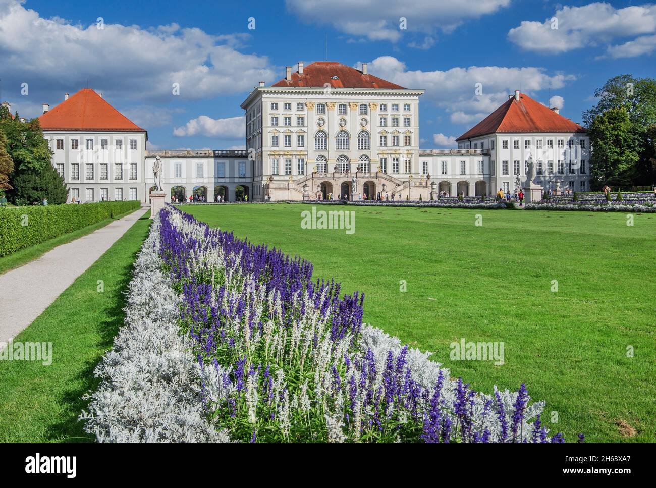 giardino piano terra con lato ovest del palazzo di nymphenburg, monaco, baviera superiore, baviera, germania Foto Stock