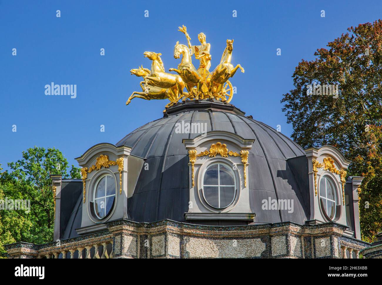 quadriga d'oro sul tempio del sole del nuovo palazzo dell'eremo, bayreuth, franconia superiore, franconia, baviera, germania Foto Stock