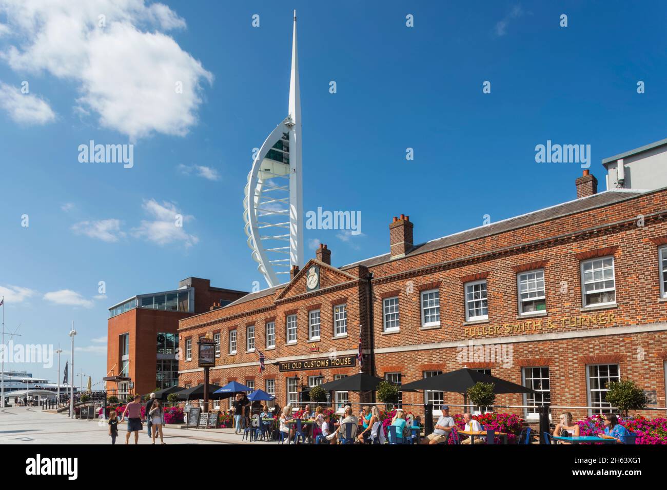inghilterra, hampshire, portsmouth, vista diurna delle banchine di gunwharf e del vecchio pub della dogana Foto Stock