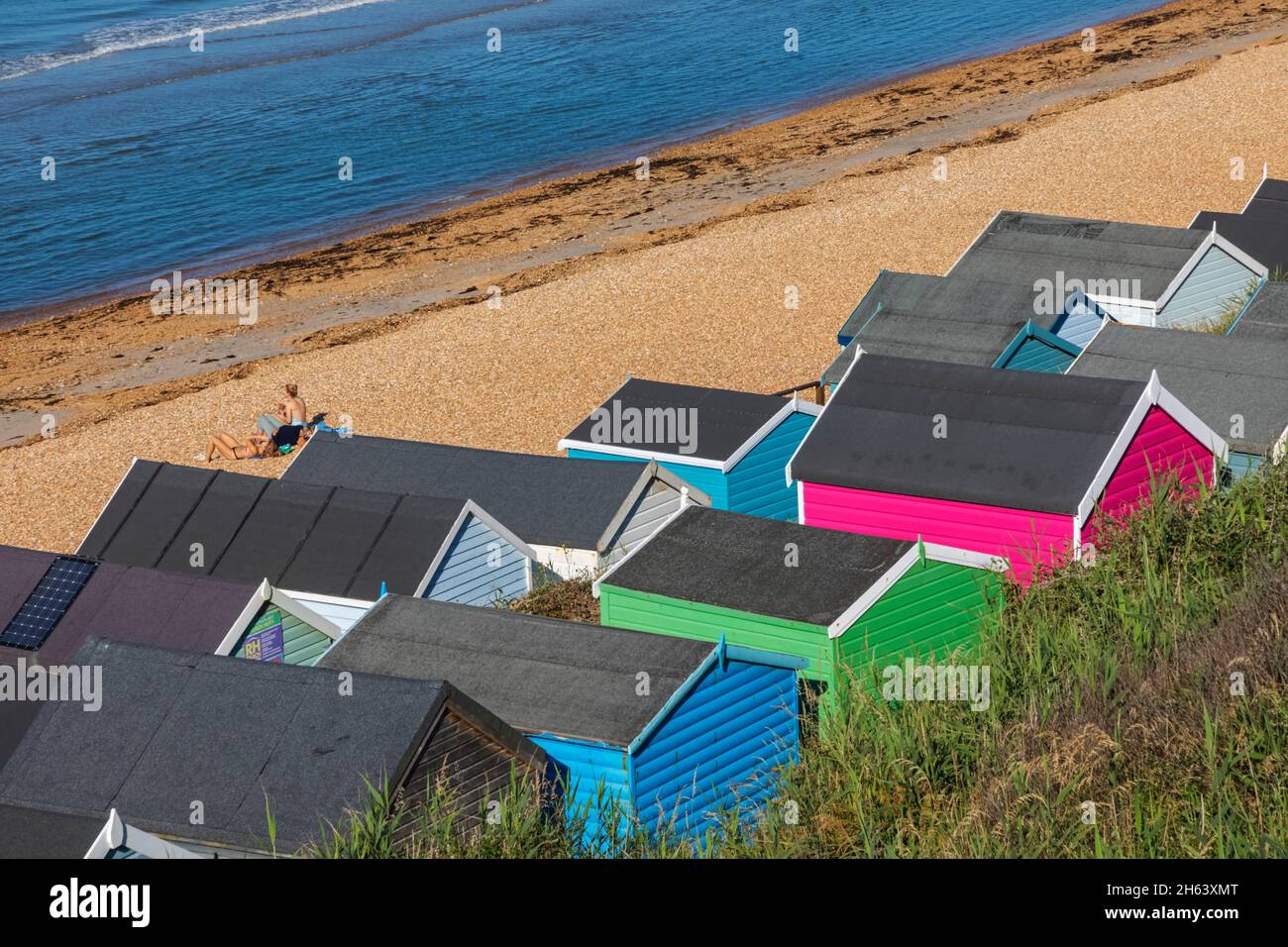 inghilterra, hampshire, la nuova foresta, milford-on-sea, capanne sulla spiaggia e il mare Foto Stock