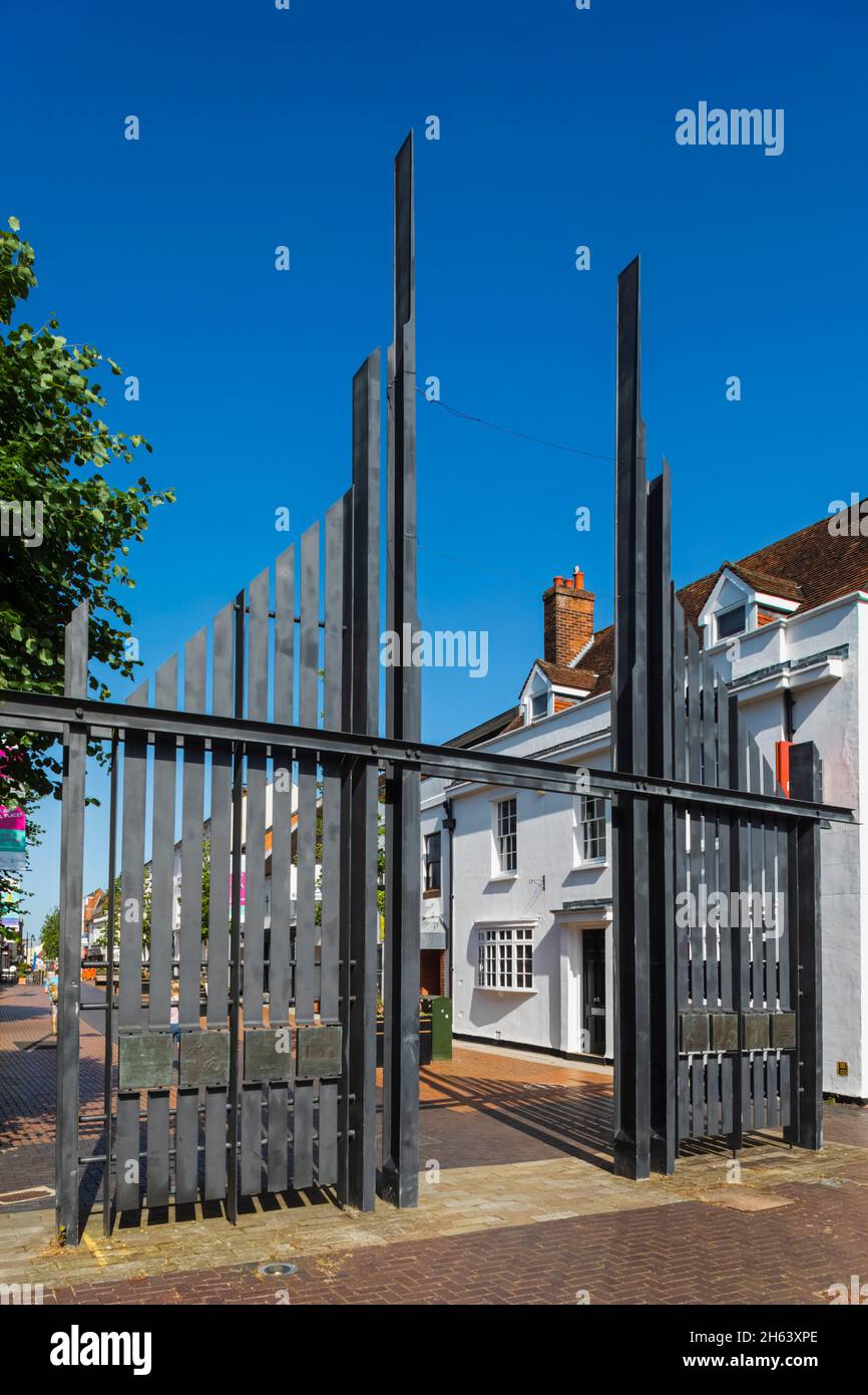 inghilterra, hampshire, basingstoke, london street, il cancello trionfale in ferro progettato da peter parkinson Foto Stock
