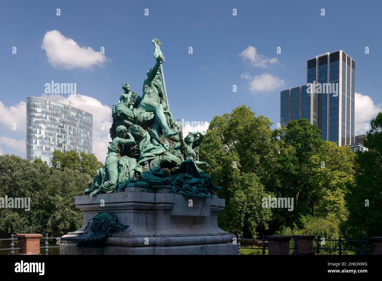 fontana scultura padre reno e le sue figlie di fronte alla facciata nord del ständehaus a düsseldorf am rhein,düsseldorf,renania-vestfalia nord, germania Foto Stock