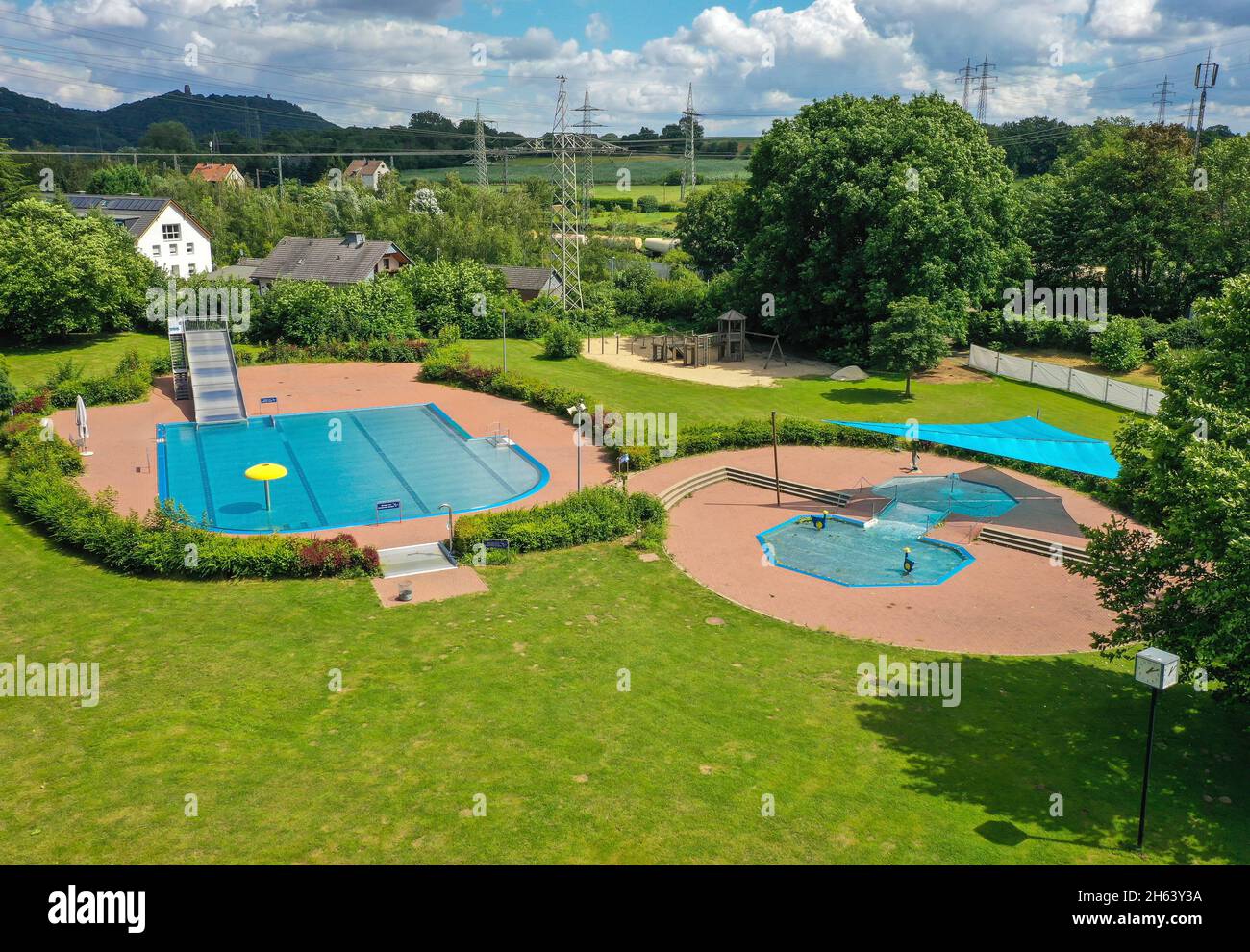 hagen,north rhine-westphalia,germania - strandbad hengstey am hengsteysee,l'hengsteysee è un serbatoio completato nel 1929 e gestito dalla ruhrverband nel corso della ruhr tra le città di hagen, dortmund e herdecke nella zona della ruhr. è uno dei sei serbatoi della ruhr e prende il nome dalla vicina hagen distretto di hengstey. Foto Stock