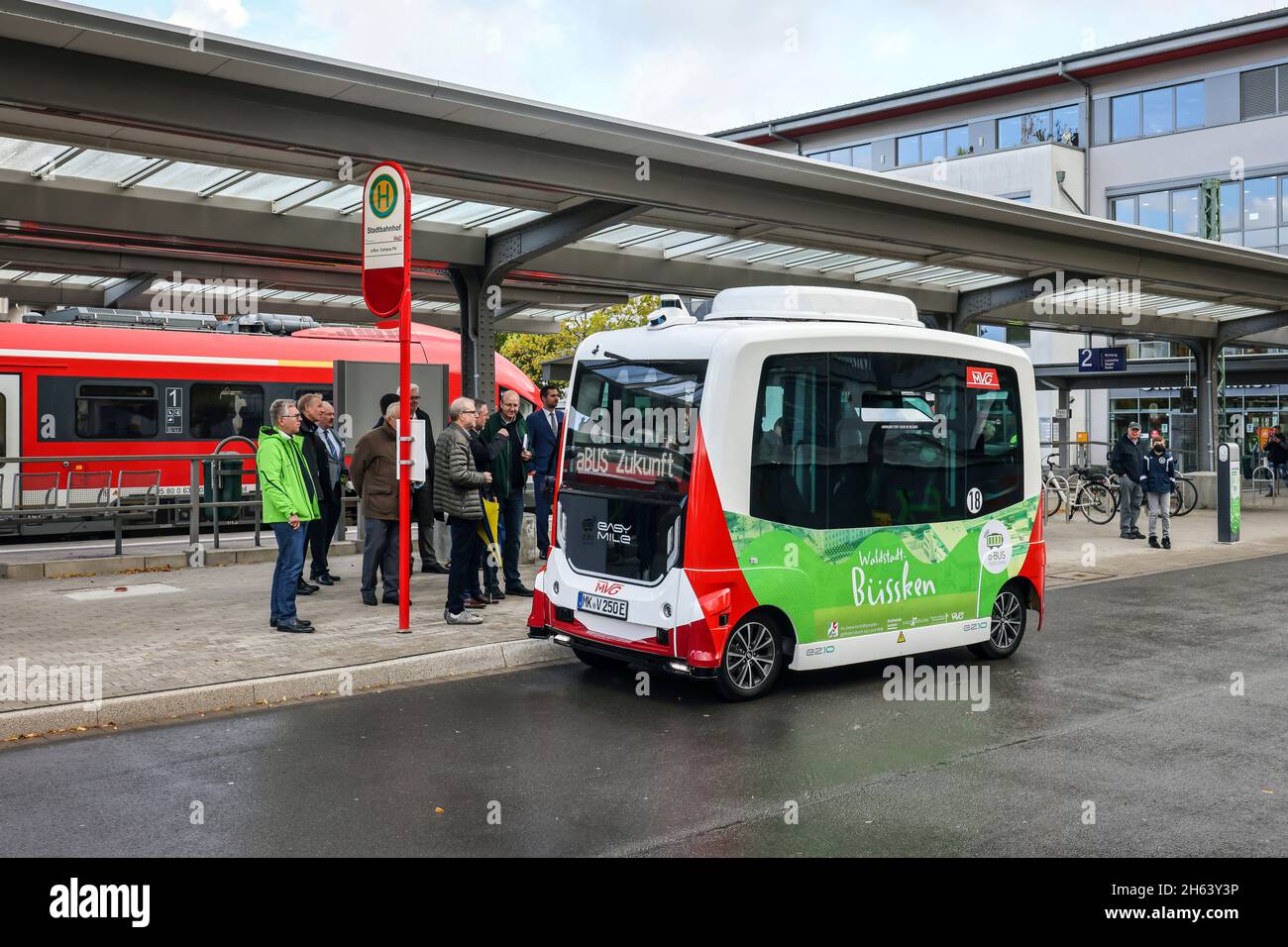 iserlohn, renania settentrionale-vestfalia, germania - autobus elettrici autonomi alla stazione della città, un totale di due autobus elettrici automatizzati corrono su un percorso di prova di 1.5 chilometri tra la stazione di iserlohn e il campus dell'università suedwestfalen di scienze applicate. Foto Stock