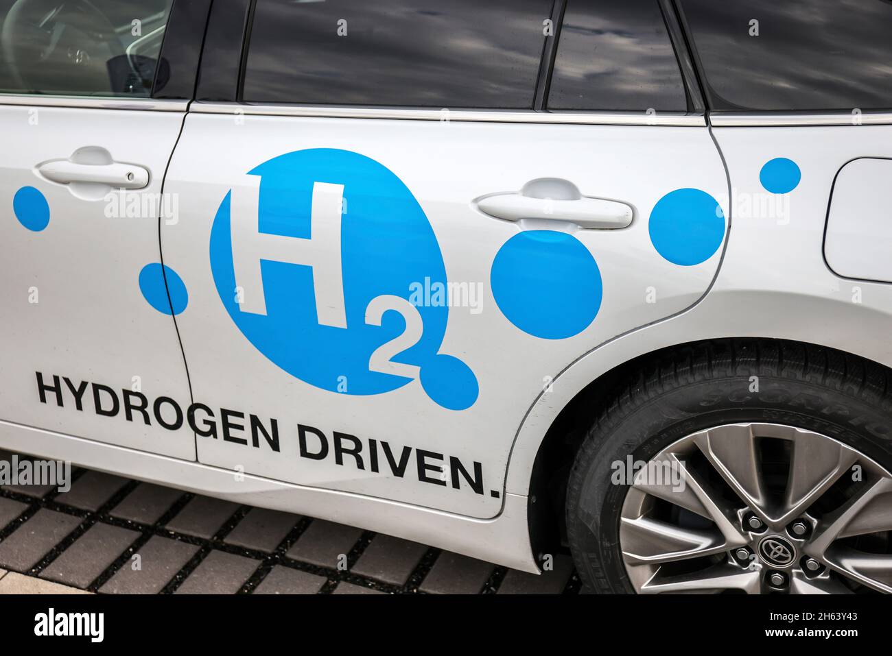 muenster, renania settentrionale-vestfalia, germania l'idrogeno si riempie di idrogeno h2 in una stazione mobile di rifornimento idrogeno h2. Foto Stock