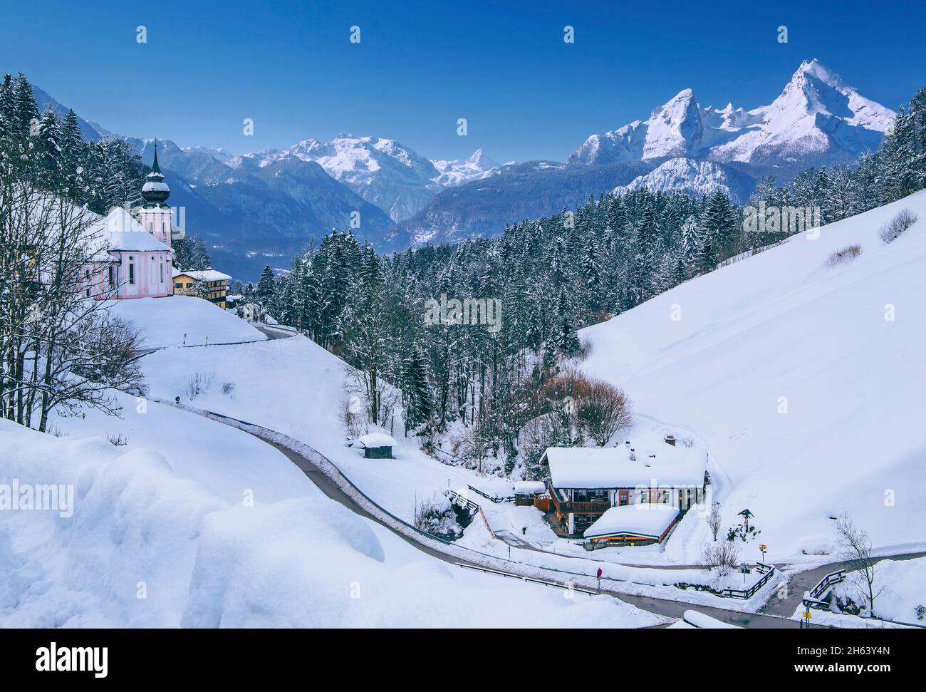 alta valle innevata di maria gern con la chiesa di pellegrinaggio contro steinernes meer con schönfeldspitze 2653m e watchmann 2713m, berchtesgaden, alpi berchtesgaden, berchtesgadener terra, alta baviera, baviera, germania Foto Stock