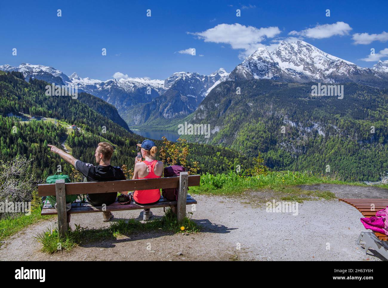 panca di osservazione con i turisti sul brandkopf con una vista di koenigssee, steinernes meer e watzmann 2713m, schönau am koenigssee, berchtesgaden alpi, berchtesgadener terra, alta baviera, baviera, germania Foto Stock