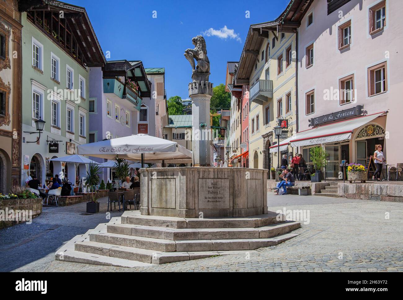 case storiche sulla piazza del mercato con fontana del mercato, berchtesgaden, alpi berchtesgaden, berchtesgadener terra, alta baviera, baviera, germania Foto Stock