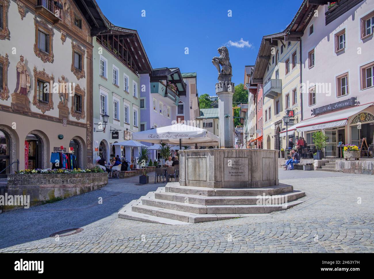 case storiche sulla piazza del mercato con fontana del mercato, berchtesgaden, alpi berchtesgaden, berchtesgadener terra, alta baviera, baviera, germania Foto Stock