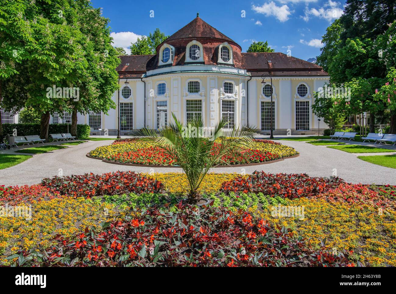 i confini dei fiori nel giardino termale reale con concerto rotunda, bad reichenhall, saalachtal, berchtesgaden alpi, berchtesgadener terra, alta baviera, baviera, germania Foto Stock