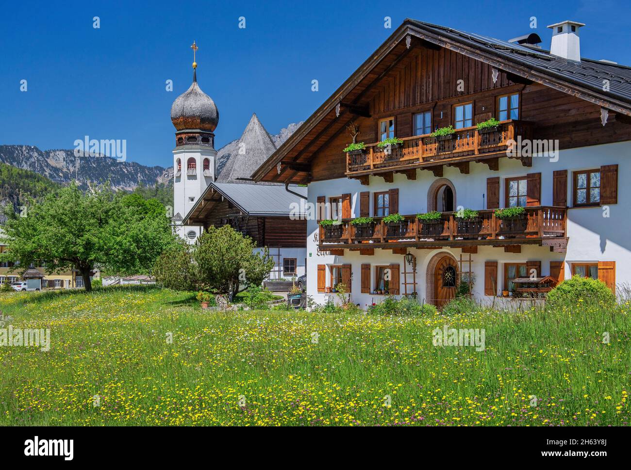 agriturismo e chiesa parrocchiale,oberau,distretto di berchtesgaden,alpi berchtesgaden,berchtesgadener terra,alta baviera,baviera,germania Foto Stock