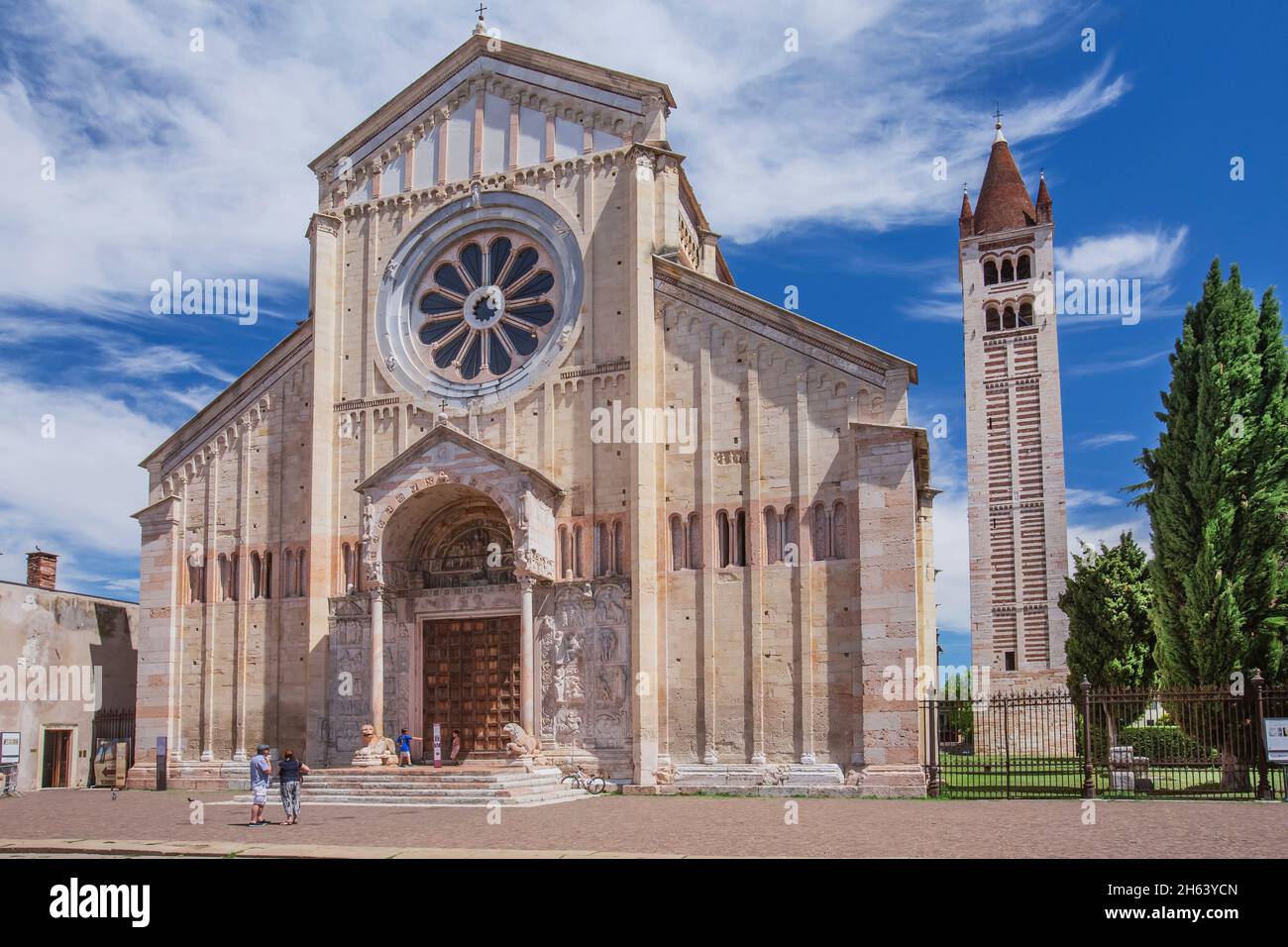 portale della chiesa di san zeno maggiore con campanile nel centro storico,verona,adige,valle dell'adige,provincia di verona,veneto,italia Foto Stock