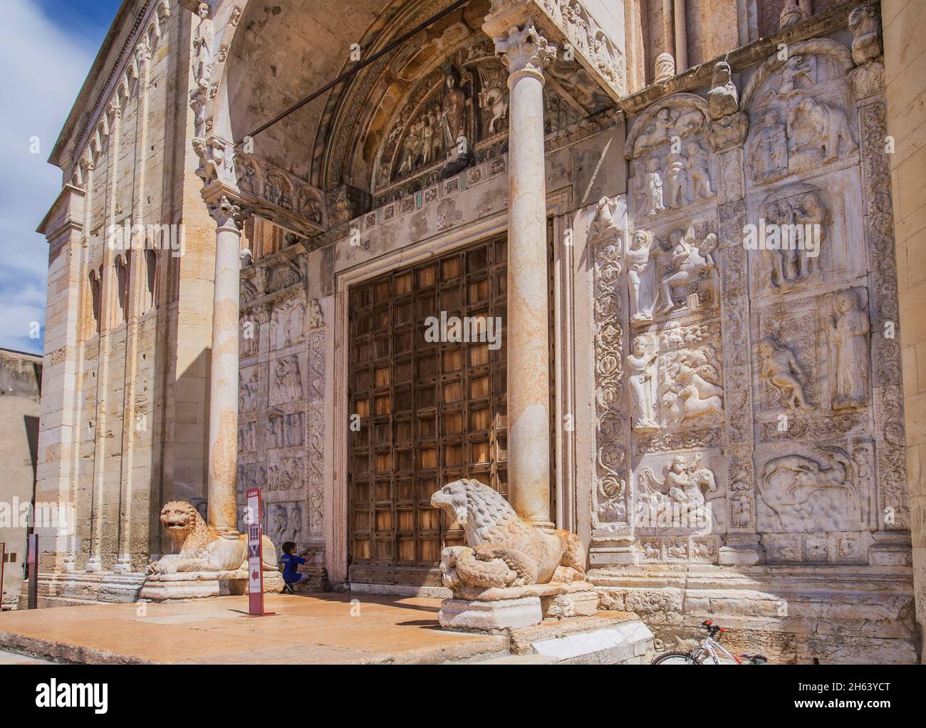 portale della chiesa di san zeno maggiore nel centro storico,verona,adige,provincia di verona,veneto,italia Foto Stock