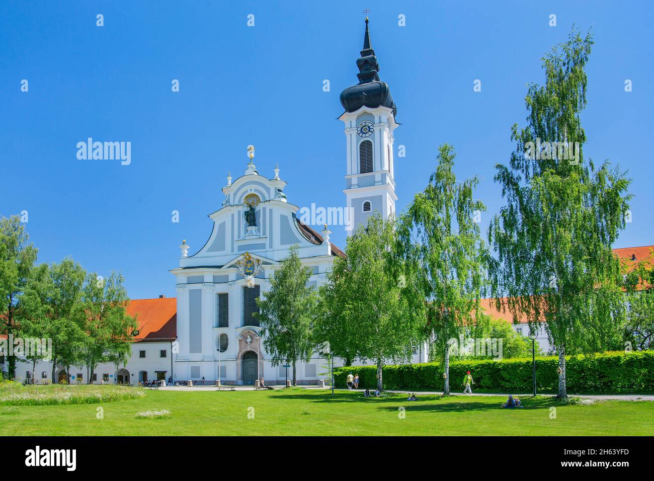 portale e torre della chiesa da marienmünster,diessen,ammersee,voralpensee,terra alpina,alta baviera,baviera,germania Foto Stock