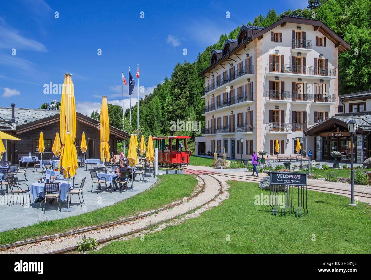 terrazza solarium con storico hotel di montagna e tram sul riffelalp, zermatt, mattertal, alpi vallesi, vallese, svizzera Foto Stock