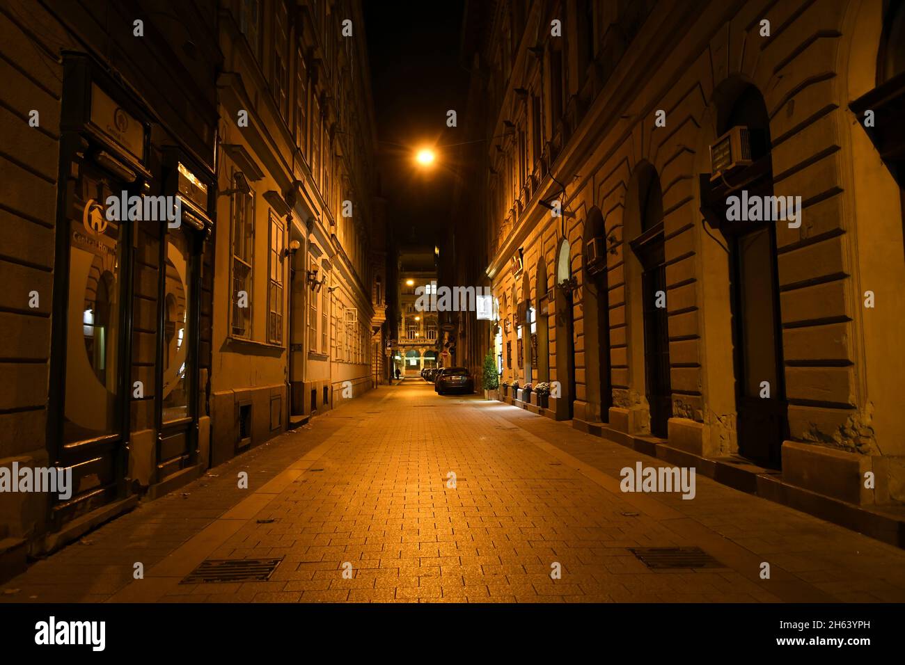La bellissima città di Budapest. Scena notturna nel vecchio quartiere. Foto Stock