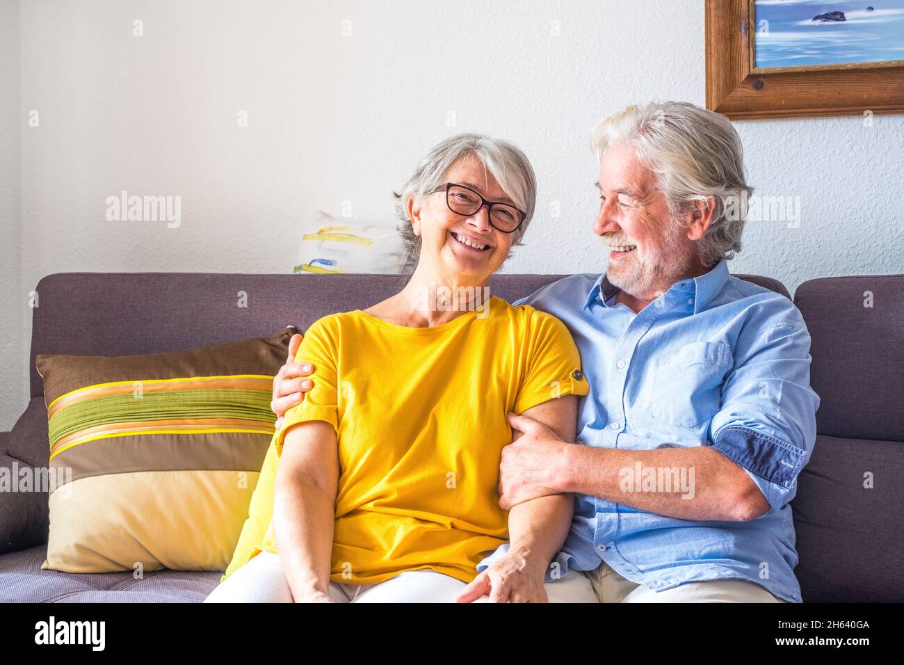ritratto di coppia di due anziani felici e sani sorridendo e guardando la macchina fotografica. primo piano di nonni maturi godendo e divertirsi insieme a casa al chiuso. Foto Stock