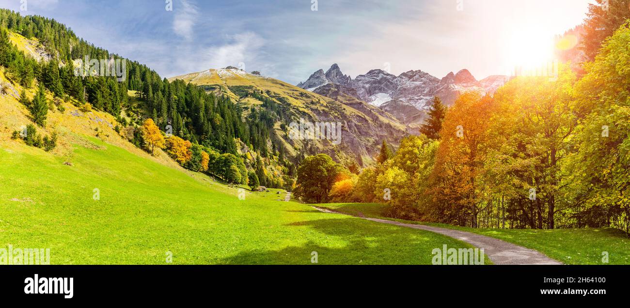 einödsbach vicino a obersdorf con vista sulle alte alpi di allgäu Foto Stock