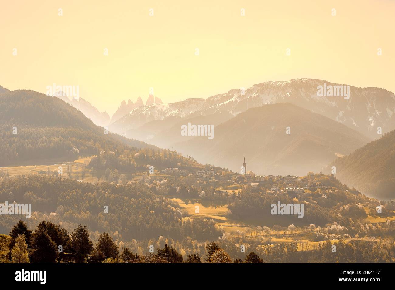 paesaggio montano altoatesino con vista sulle tre cime in lontananza Foto Stock