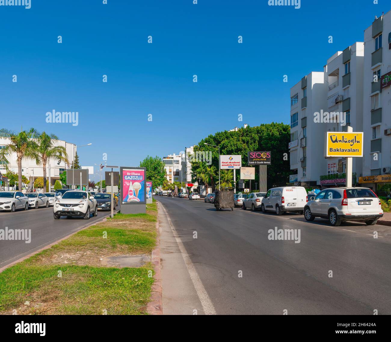 strada principale trafficata a muratpasa, antalya, turchia Foto Stock