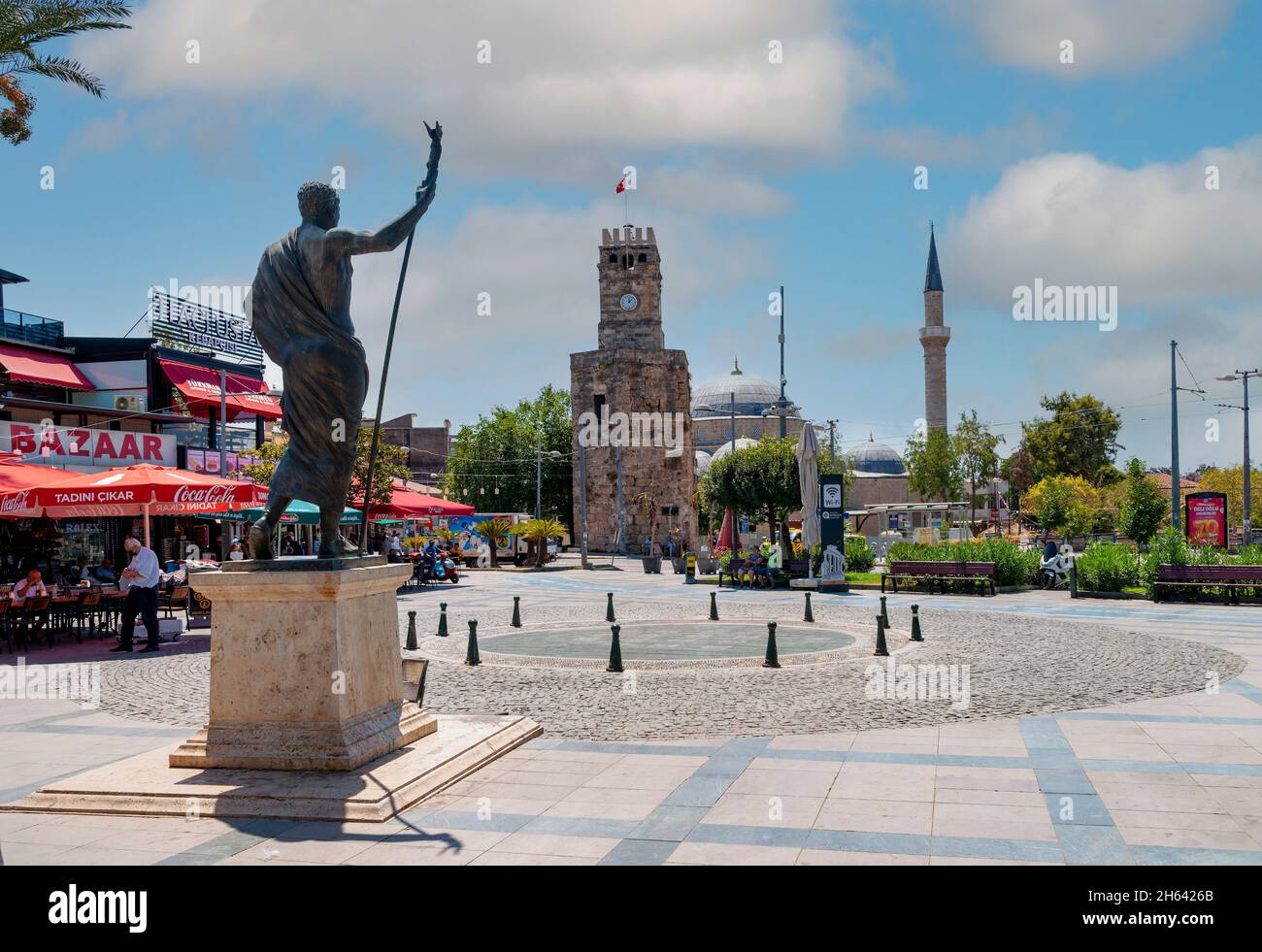attalos statua (fondatore della città) e torre dell'orologio, kaleici, antalya, turchia Foto Stock