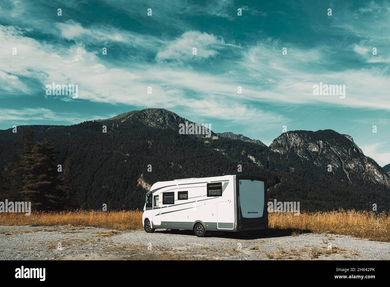 camper veicolo per trasporto e vacanza parcheggiato vicino alle montagne, godendo all'aperto in viaggio e stile di vita Foto Stock