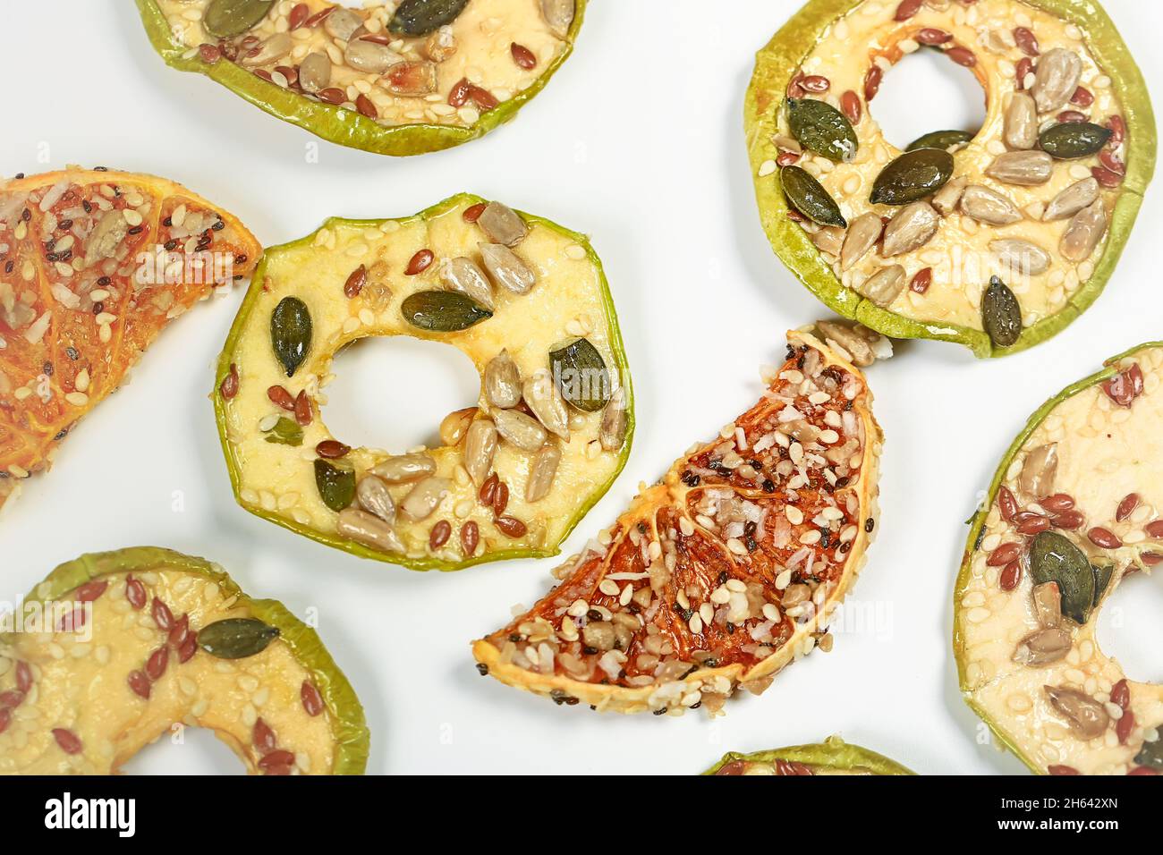 snack sano. frutti sani con semi e noci. Apple e chip arancioni. Foto Stock