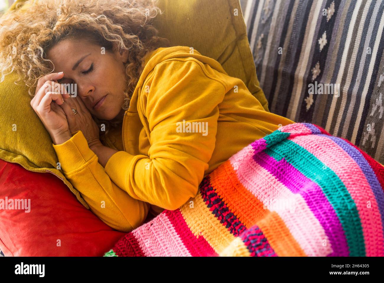 la donna stanca dorme di giorno sul divano con copertura colorata - stress  e la domenica vita indoor - belle donne che dormono da sole sul divano Foto  stock - Alamy