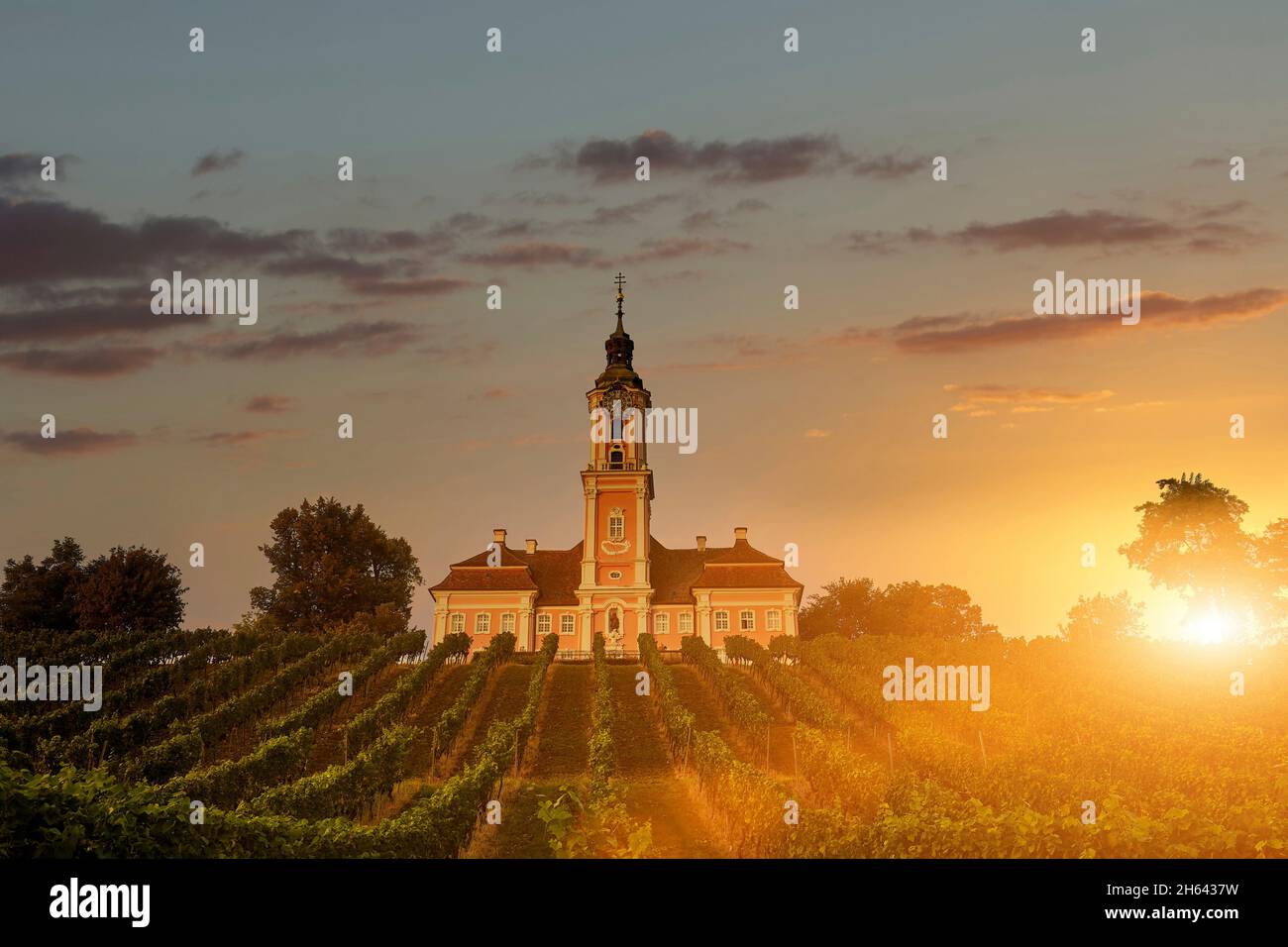 il sole sorge dietro la basilica di birnau Foto Stock