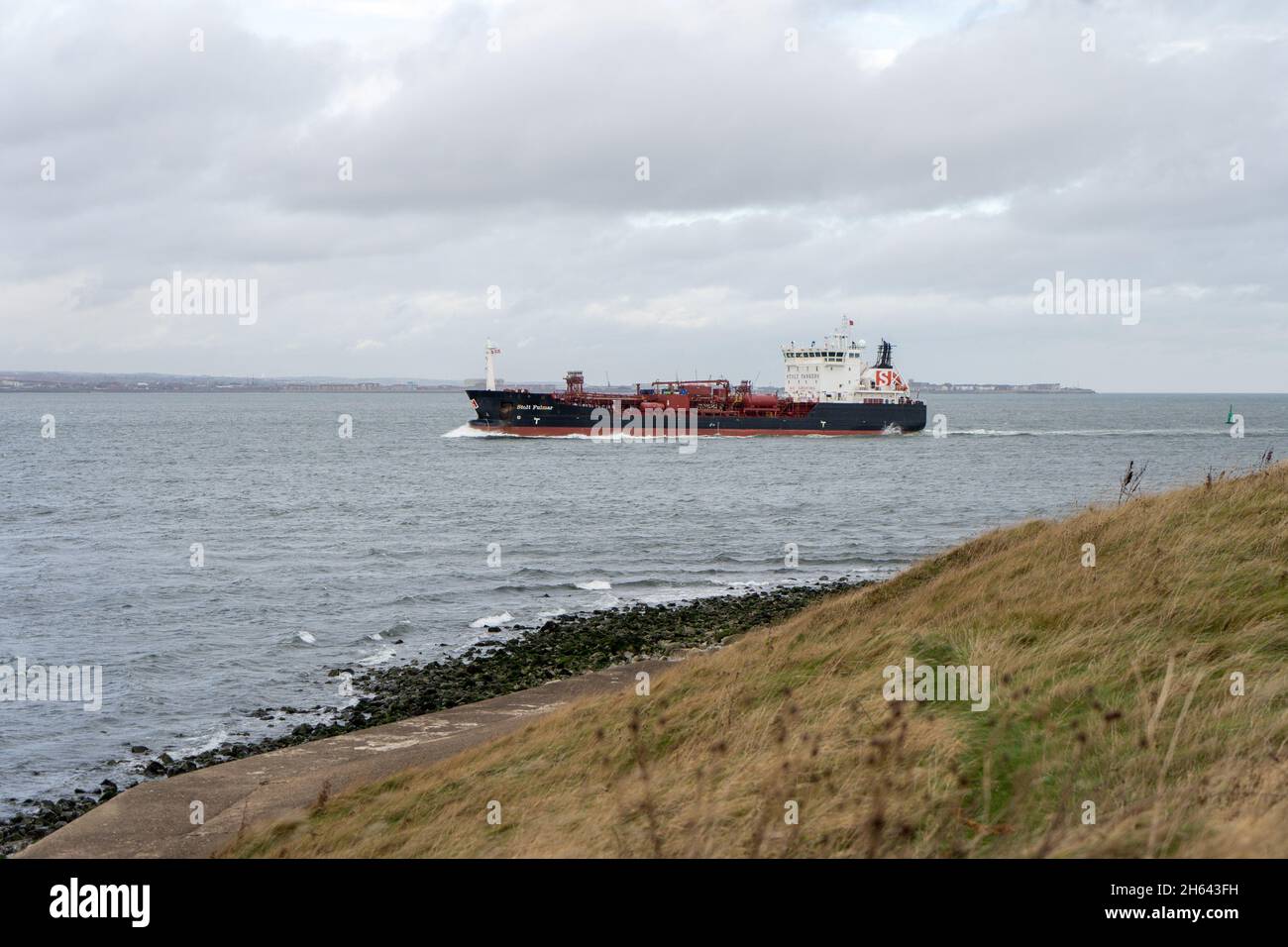 Teesport, Regno Unito. 12 novembre 2021. REGNO UNITO. 12 novembre 2021. Petroliere/chimico lo 'Stolt Fulmar' alla foce del fiume Tees in Redcar. I membri del sindacato Unite che lavorano per Svitzer Marine, che gestiscono rimorchiatori sul fiume Tees, sono stati lanciati per un'azione industriale in risposta ad un congelamento dei salari proposto dal loro datore di lavoro. La votazione si chiude venerdì 12 novembre 2021 con l'azione di sciopero che inizia all'inizio di dicembre se i membri tornano ad agire. Teesport è il quinto porto per container del Regno Unito e l'azione industriale potrebbe arrestare il porto nelle settimane precedenti a Natale. Credit: SOPA Images Limited Foto Stock